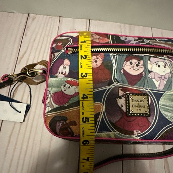 Disney Parks Dooney & Bourke The Rescuers Crossbody Camera Bag - NEW - Picture 10 of 12
